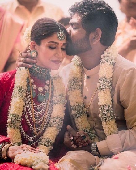 Nayanthara Wedding Album: शाहरुख खान (Shahrukh Khan) के साथ फिल्म जवान (Jawaan) में उनके कोएक्ट्रेस बनने वालीं साउथ की सुपरस्टार एक्ट्रेस नयनतारा ने 9 जून को शादी रचा ली। नयनतारा ने निर्देशक विग्नेश शिवन के साथ सात फेरे लिये। सोशल मीडिया में दोनों के शादी की तस्वीरें वायरल हो रही हैं।