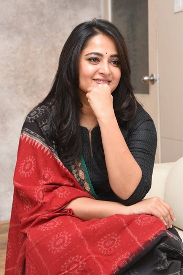 बाहुबली जैसी कई ब्ल़ॉकबस्टर फिल्मों में काम कर चुकीं साउथ की सुपरस्टार एक्ट्रेस अनुष्का शेट्टी ने 42 की उम्र तक खुद को अविवाहित रखा है। 
