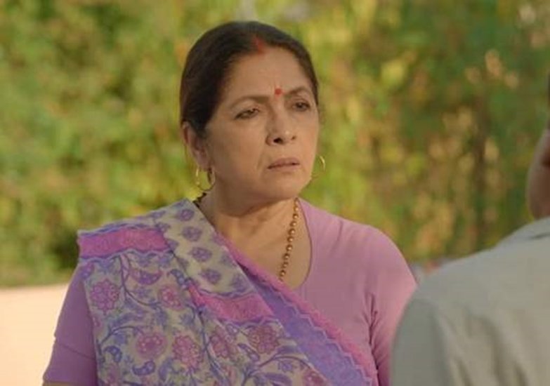 ओटीटी (OTT) पर कई वेब सीरीज ऐसी हैं जिनकी कॉमेडी और डायलॉग्स ने दर्शकों को अपना मुरीद बना दिया है। खासकर कई वेब सीरीज में महिला कलाकारों ने दर्शकों को खूब हंसाया है। नीना गुप्ता (Neena Gupta) से लेकर सुनीता राजवर (Sunita Rajwar) तक, कई ऐसी एक्ट्रेस हैं जिनकी कॉमिक टाइमिंंग ऑडियंस को खुश कर देती है। पंचायत 2 (Panchayat 2) वेब सीरीज की बात करें तो इसमें नीना गुप्ता फुलेरा गांव की प्रधान बनी हैं। फिल्म में उनके कई डायलॉग ऐसे हैं जो लोगों को हंसने पर मजबूर कर देते हैं। 