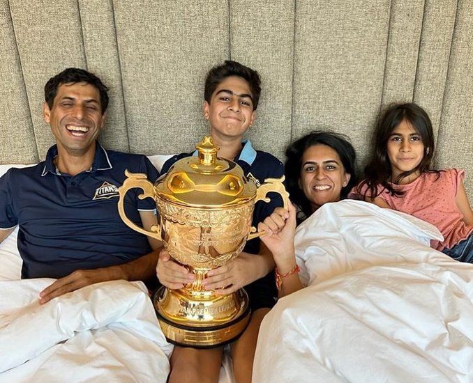 आईपीएल 2022 (IPL 2022) का खिताब गुजरात टाइटंस (Gujarat Titans) ने जीता है। टीम के हेड कोच पूर्व भारतीय क्रिकेटर आशीष नेहरा (Ashish Nehra) हैं। क्रिकेट में तो आशीष नेहरा की परफॉर्मेंस की तारीफ होती हैं लेकिन अगर उनकी पर्सनल लाइफ की बात करें तो वह भी काफी दिलचस्प है, खासकर उनकी लव स्टोरी। 