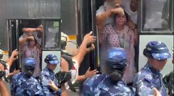 प्रोटेस्ट के दौरान पुलिसवालों पर थूकने लगीं कांग्रेस नेता, वायरल वीडियो पर लोग कर रहे खिंचाई