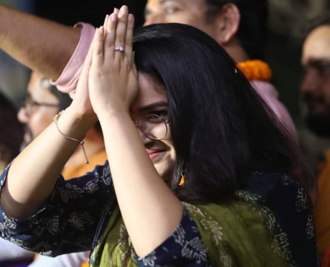 आम्रपाली दुबे निरहुआ की बहुत अच्छी दोस्त हैं। वह पूरे चुनाव अपने दोस्त के साथ डटी रहीं।