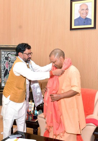 निरहुआ (Nirahua) आजमगढ़ से चुनाव जीतने के बाद पहली बार योगी आदित्यनाथ (Yogi Adityanath) से मिलने पहुंचे। दिनेश लाल यादव उर्फ निरहुआ ने लखनऊ में मुख्यमंत्री आवास जाकर योगी आदित्यनाथ से मुलाकात की। निरहुआ ने यूपी सीएम को भगवा शॉल गिफ्ट किया।