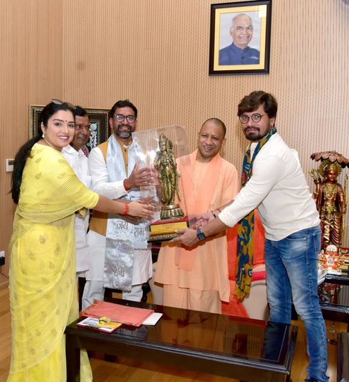 निरहुआ अपने साथ दूसरे समर्थकों संग आम्रपाली दुबे को भी योगी आदित्यनाथ के आवास पर ले गए थे। सभी ने भगवान राम की प्रतिमा यूपी सीएम को गिफ्ट की।