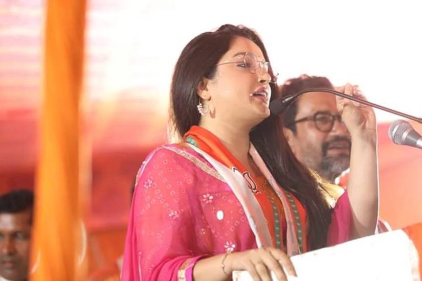 निरहुआ की जीत की खुशी साझा करते हुए आम्रपाली ने अपने इंस्टाग्राम पर लिखा था-  आज़मगढ़ में कमल खिल गया। बधाई हो सांसद जी। आज़मगढ़ की जनता की सेवा तो आप पहले भी करते थे, लेकिन आज आज़मगढ़ की जनता ने भी आपको सेवा करने का अधिकार और आशीर्वाद दे दिया। (यह भी पढ़ें- निरहुआ, मनोज तिवारी और रवि किशन: तीनों दोस्त लग्जरी गाड़ियों के शौकीन, जानिए किसके पास कौन सी कार)