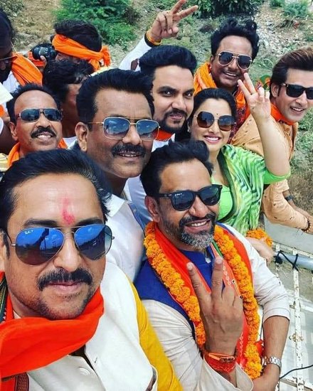 निरहुआ के चुनाव प्रचार में कई भोजपुरी स्टार आए और गए, लेकिन आम्रपाली अंत तक डटी रहीं।