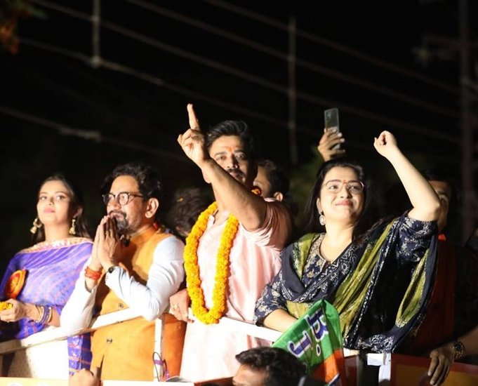 निरहुआ की जीत के लिए वह सुबह से रात तक सड़कों की खाक छानती दिखी थीं।