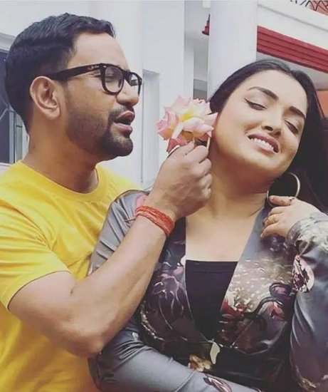 निरहुआ और आम्रपाली दुबे दोनों ही भोजपुरी फिल्मों के सुपरस्टार हैं। आम्रपाली ने ज्य़ादातर फिल्में निरहुआ के साथ ही की हैं। दोनों ने साथ में करीब 33 फिल्मों में काम किया है। (यह भी पढ़ें- चुनाव में हर वक्त साथ रहीं आम्रपाली दुबे, सांसद बन निरहुआ ने योगी यादित्यनाथ से करवाई मुलाकात)