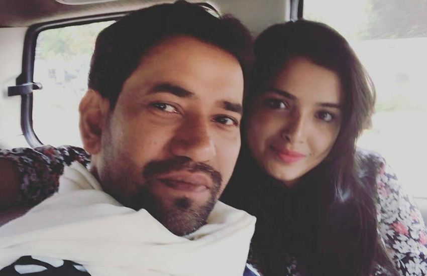 एक बार एक इंटरव्यू में आम्रपाली दुबे ने कहा था कि वह 40 के करीब पहुंच कर भी इसलिए अविवाहित हैं क्योंकि अभी तक उन्हें ऐसा लड़का नहीं मिला जिसे वह अपना जीवनसाथी बना सकें। (यह भी पढ़ें – निरहुआ, रवि किशन और मनोज तिवारी: अब संसद में साथ दिखेंगे तीनों दोस्त, जानिए किसके पास कितनी संपत्ति)