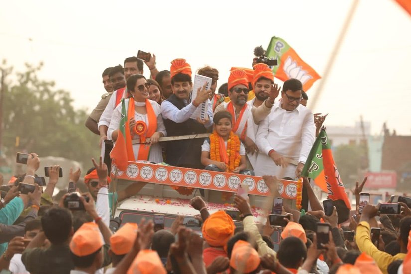 Nirahua: आजमगढ़ उपचुनाव (Azamgarh Bypoll) में भोजपुरी फिल्म स्टार दिनेश लाल यादव उर्फ निरहुआ ने जीत हासिल कर ली है। उन्होंने बीजेपी के टिकट पर चुनाव जीता है। 2019 के लोकसभा चुनाव में वह आजमगढ़ से ही अखिलेश यादव (Akhilesh Yadav) के हाथों पराजित हुए थे। अब निरहुआ अपने दोनों दोस्त मनोज तिवारी (Manoj Tiwari) और रवि किशन (Ravi Kishan) के साथ संसद में अपने-अपने क्षेत्र की आवाज बनेंगे।