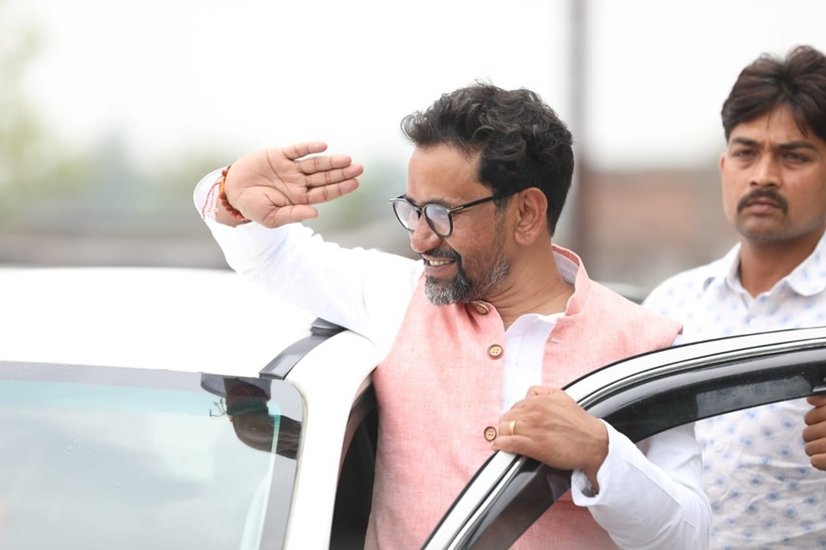 दिनेश लाल यादव उर्फ निरहुआ ने अपने चुनावी हलफनामे में बताया है कि उनके पास दो कार हैं। एक रेंज रोवर और एर फॉर्च्यूनर। निरहुआ की दोनों गाड़ियों के नंबर 0001 हैं।