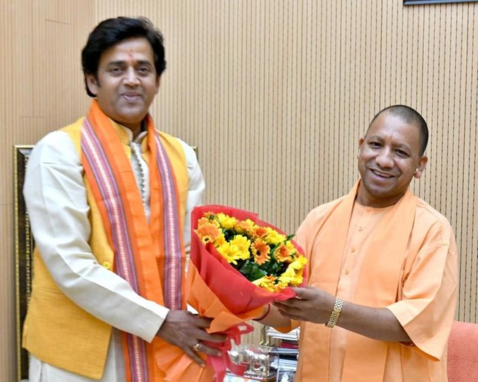 भोजपुरी फिल्मों के शाहरुख खान कहे जाने वाले रवि किशन गोरखपुर से बीजेपी सांसद हैं। 