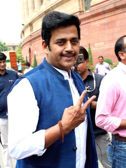 रवि किशन 2019 में पहली बार लोकसभा सांसद बने थे। वह गोरखपुर से जीत कर संसद पहुंचे थे।