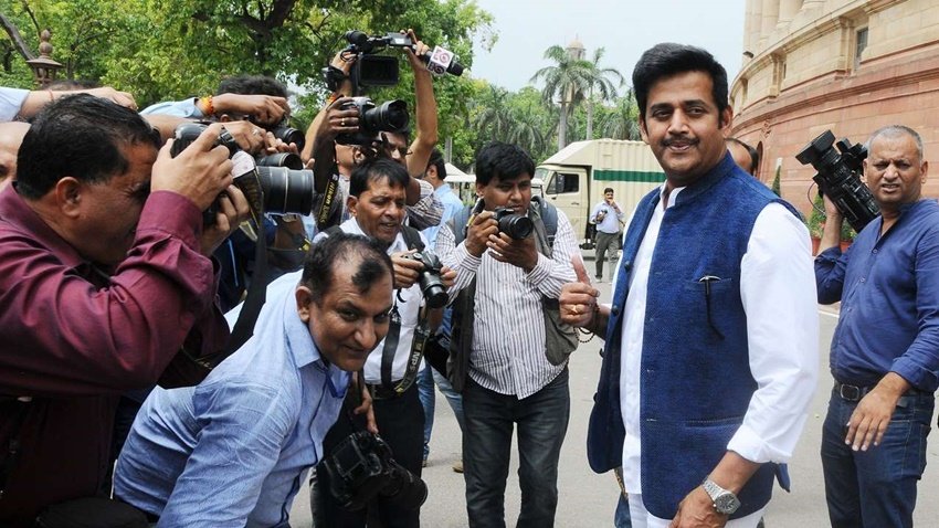 रवि किशन ने अपने चुनावी हलफनामे में बताया था कि वह करीब 20 करोड़ रुपये की संपत्ति के मालिक हैं।