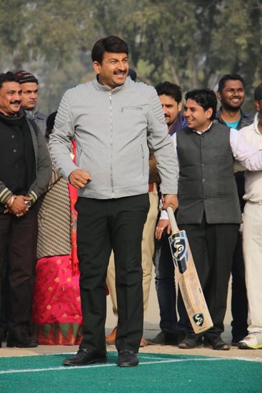 2019 में मनोज तिवारी ने बताया था कि उनके पास पांच कारें हैं। इनमें एक ऑडी क्यू 7, एक इनोवा, एक मर्सिडीज बेंज, एक होंडा सिटी और एक फॉर्च्यूनर कार है। (यह भी पढ़ें- निरहुआ, रवि किशन और मनोज तिवारी: तीनों पक्के दोस्त, जानिए किसके पास कितनी संपत्ति)