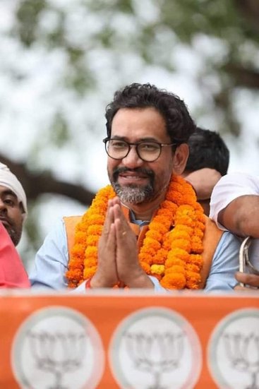 दिनेश लाल यादव के लेटेस्ट चुनावी हलफनामे के मुताबिक उनके पास करीब 7.67 करोड़ रुपये की चल अचल संपत्ति है। (Read Also: कोई सिंगर तो कोई एक्ट्रेस, जानिए क्या करती हैं इन भोजपुरी स्टार्स की पत्नियां)