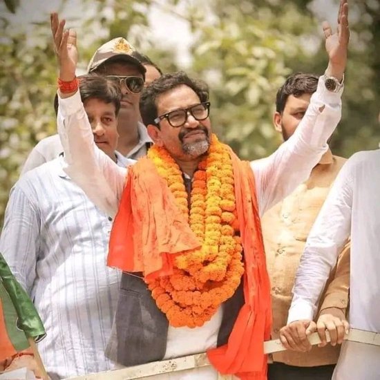 2019 में आजमगढ़ से अखिलेश यादव के हाथों पराजित होने के बाद निरहुआ उपचुनाव में धर्मेंद्र यादव को हराकर संसद पहुंचे हैं। (यह भी पढ़ें- चुनाव में हर वक्त साथ रहीं आम्रपाली दुबे, सांसद बन निरहुआ ने योगी यादित्यनाथ से करवाई मुलाकात)