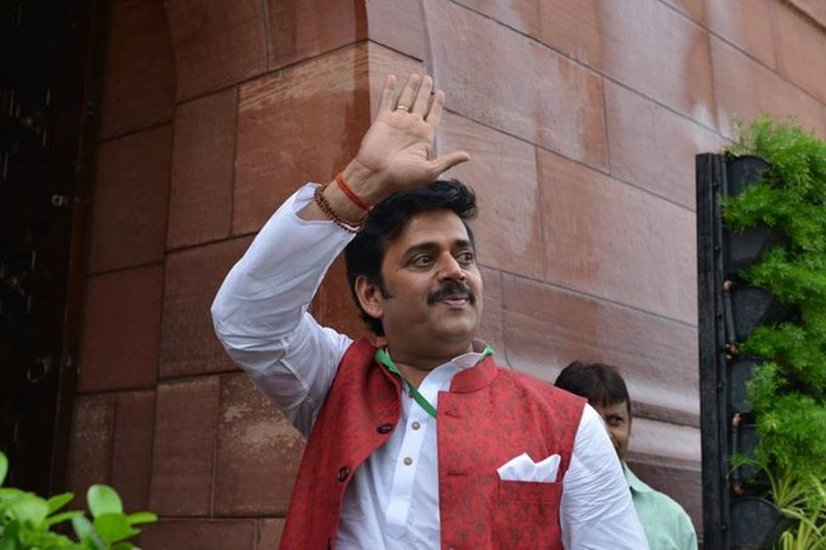 रवि किशन 2014 में कांग्रेस के टिकट पर जौनपुर से चुनाव हारे थे। 2019 में वह गोरखपुर से बीजेपी के टिकट पर जीतकर संसद पहुंचे। (यह भी पढ़ें – निरहुआ, रवि किशन और मनोज तिवारी: अब संसद में साथ दिखेंगे तीनों दोस्त, जानिए किसके पास कितनी संपत्ति)