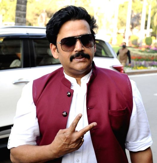 रवि किशन ने साल 2019 में चुनाव आयोग को जो हलफनामा दिया था उसमें बताया था कि उनके पास लगभग साढ़े 15 लाख रुपये के सोना है।