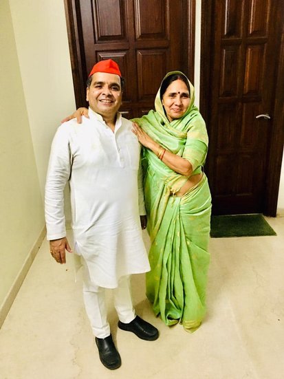 धर्मेंद्र यादव के पास गाड़ियों के नाम पर एक टोयोटा क्वालिस है। धर्मेंद्र के नाम पर एक ट्रैक्टर भी है। (यह भी पढ़ें- धर्मेंद्र यादव से राजनीति में काफी जूनियर हैं डिंपल यादव, संपत्ति के मामले में देवर से 3 गुना अमीर हैं मुलायम सिंह की बहू)