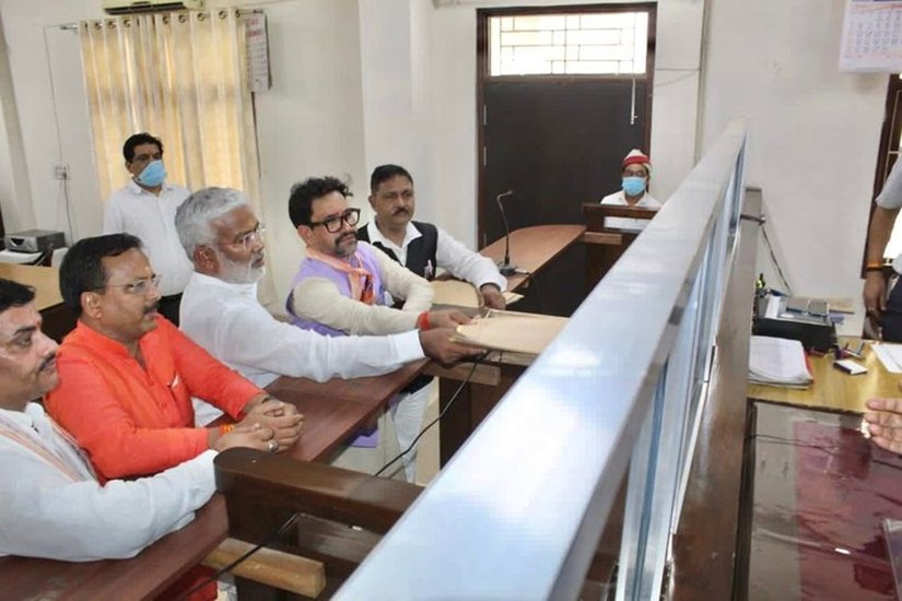 दिनेश लाल यादव उर्फ निरहुआ के पास एक रेंज रोवर, एक फॉर्च्यूनर और एक पल्सर बाइक है। इन गाड़ियों की कुल कीमत निरहुआ ने करीब 53 लाख रुपये बताई थी। (All Photos: Dharmendra Yadav fb and Nirahua fb)