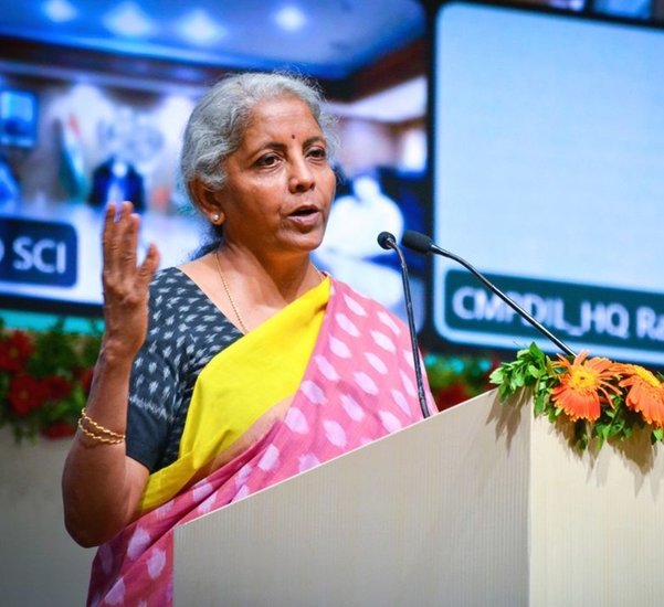 वित्त मंत्री निर्मला सीतारमण के 2 लाख 91 हजार फॉलोअर्स हैं। वह सिर्फ 22 लोगों को फॉलो करती हैं जिनमें कई नेताओं के साथ-साथ एक्टर अमिताभ बच्चन का भी नाम शामिल है। (Photo: Nirmala Sitaraman Instagram)