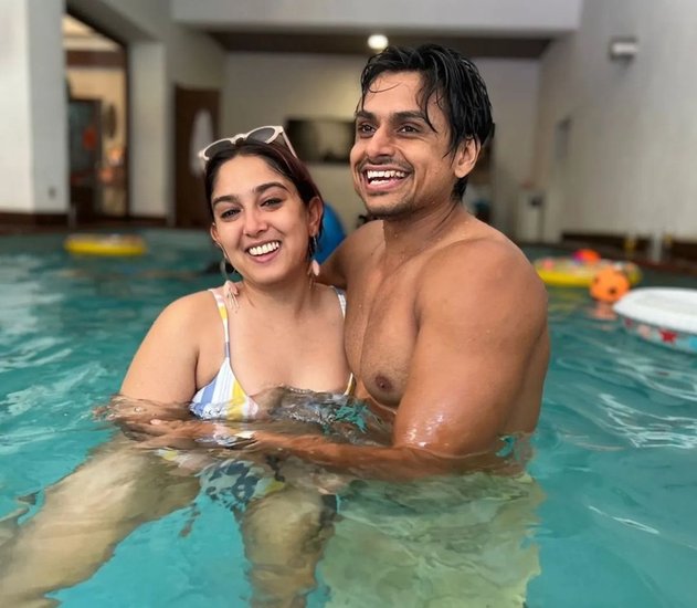 लाल सिंह चड्ढा (Lal Singh Chaddha) एक्टर आमिर खान (Amir Khan) की बेटी इरा खान (Ira Khan) नूपुर शिखारे (Nupur Shikhare) को डेट कर रही हैं और अक्सर उनके साथ तस्वीरें शेयर करती हैं।