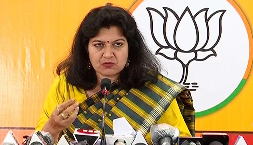 Aparajita Sarang: अपराजिता सारंग आईएएस अफसर रही हैं। साल 2018 में वीआरएस लेने के बाद वह बीजेपी के साथ जुड़ गईं। पार्टी ने उन्हें अपने राष्ट्रीय प्रवक्ताओं की सूची में रखा है।