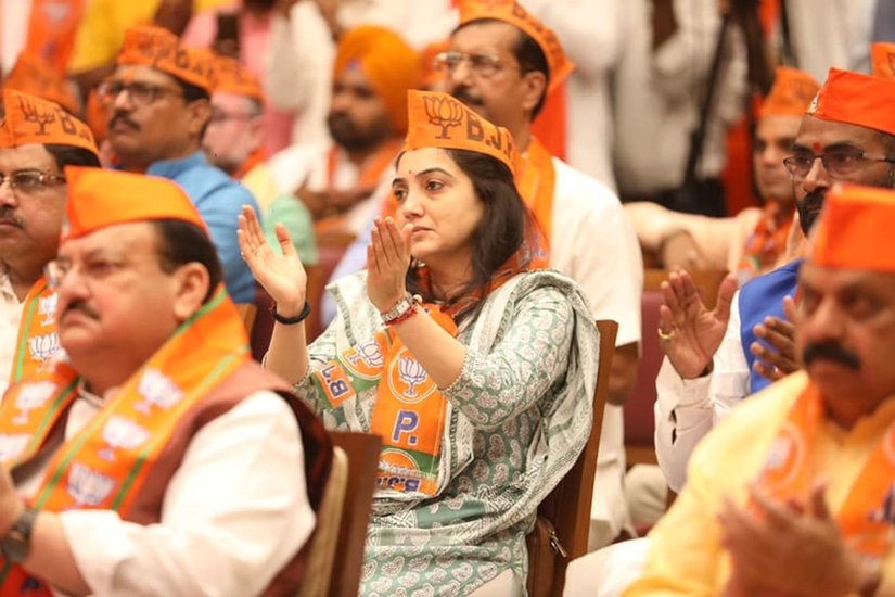 Nupur Sharma Controversial Remark: बीजेपी की प्रवक्ता रहीं नूपुर शर्मा (Nupur Sharma) ने एक टीवी डिबेट में पैगंबर मोहम्मद पर विवादित टिप्पणी कर डाली थी। इसके बाद उन्हें बीजेपी ने पार्टी से निलंबित कर दिया। अब विवादित टिप्पणी मामले में  के मामले में मुंबई के पाइधोनी पुलिस थाने में नूपुर शर्मा के खिलाफ FIR दर्ज की गई है। उनके खिलाफ रजा अकादमी ने केस दर्ज कराया था।