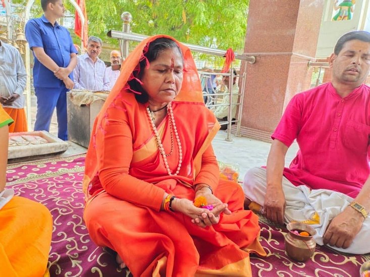 Sadhvi Niranjana Jyoti: बीजेपी सांसद और केंद्र में मंत्री साध्वी निरंजना ज्योति ने साल 2014 में विवादित बयान दिया था। तब उन्होंने विरोधियों पर हमला बोलते हुए कहा था कि ‘दिल्ली में या तो रामजादों (राम के पुत्रों) की सरकार बनेगी या फिर ह***जादों की।’ वहीं दूसरा बयान साध्वी निरंजन ज्योति ने गैर हिंदुओं के बारे में दिया। उन्होंने कहा कि भारत में रहने वाले सब राम की संतान हैं।