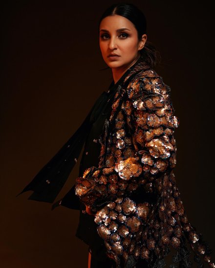 बॉलीवुड एक्ट्रेस परिणीति चोपड़ा (Parineeti Chopra) ने कई फिल्मों में अपनी बेहतरीन अदाकारी से खूब तारीफें बटोरी हैं। अपनी एक्टिंग के जरिए परिणीति ने काफी फैंस बनाए हैं। वह अपनी पर्सनल लाइफ से लेकर प्रोफेशनल लाइफ तक की अपडेट सोशल मीडिया पर शेयर करती रहती हैं। अब उन्होंने अपना बॉस लेडी लुक दिखाया है। 