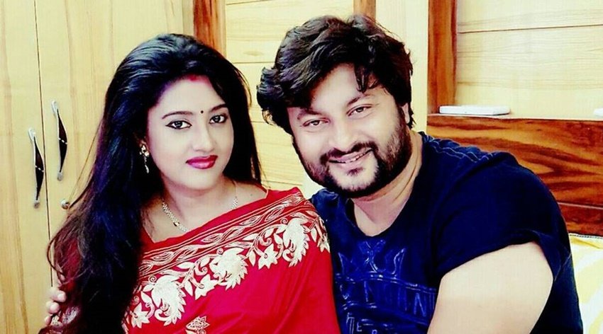 कुछ दिनों पहले अनुभव मोहंती ने पत्नी से तलाक की अर्जी लगाई है। उन्होंने कहा कि 8 साल से उनकी पत्नी ने उनको छूने तक नहीं दिया है। वहीं वर्षा ने आरोप लगाए हैं कि उनके पति उनके साथ घरेलू हिंसा करते हैं। 