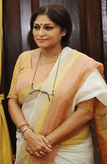 Rupa Ganguly: रूपा गांगुली बीजेपी की चर्चित नेता हैं। राजनीति में आने से पहले रूपा गांगुली एक्ट्रेस थीं। रूपा गांगुली ने 1992 में ध्रुव मुखर्जी से शादी की। 2006 में उनका तलाक हो गया। एक इंटरव्यू के दौरान रूपा ने कहा था कि ध्रुव उनके एक्ट्रेस स्टेटस को लेकर इनसिक्योर फील करते थे। (यह भी पढ़ें- पहले से शादीशुदा मर्दों से हुआ प्यार, इन 5 BJP महिला नेताओं ने तलाकशुदा शख्स से रचाई शादी)