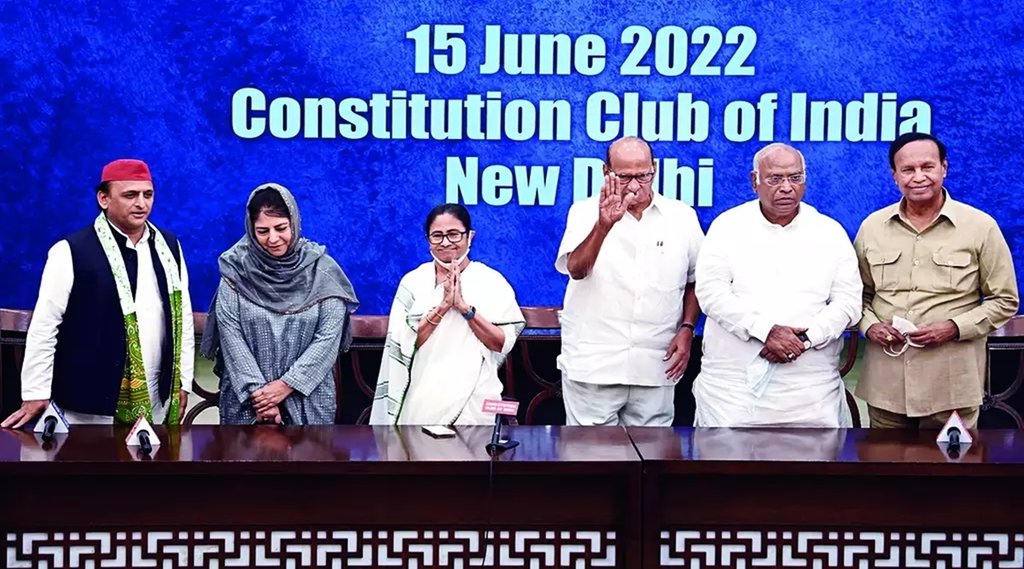बुधवार को नई दिल्ली के कांस्टीट्यूशन क्लब ऑफ इंडिया में विपक्षी दलों की बैठक में शामिल नेता। (फोटो- पीटीआई)