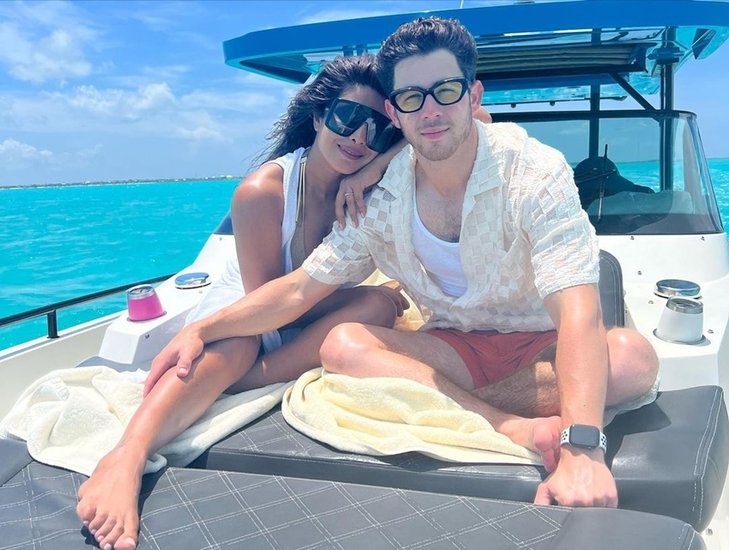 Priyanka Chopra Nick Jonal Photos: प्रियंका चोपड़ा शादी के बाद न्यूयॉर्क में ही सेटल हो चुकी हैं। वह आए दिन पति निक जोनस के साथ तस्वीरें और वीडियोज शेयर करती हैं जो उनके फैंस को काफी पसंद भी आते हैं। हाल ही में प्रियंका ने एक बार फिर से निक के साथ रोमांटिक फोटोज शेयर की हैं।