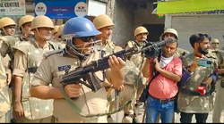 प्रयागराज में जुमे की नमाज के बाद पत्थरबाजी-हंगामा, राइफल दिखा बोले पुलिस अफसर- पीछे हट जाइये नहीं तो…