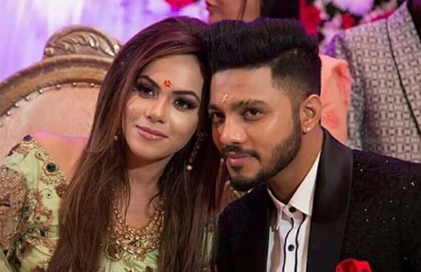 Raftaar Divorce With Wife: रैपर रफ्तार (Raftaar) अपनी पत्नी कोमल वोहरा (Komal Vohra) से तलाक (Raftaar and Wife Komal Divorce) लेने जा रहे हैं। उन्होंने 2020 में तलाक की अर्जी डाली थी लेकिन कोरोना की वजह से इसमें देरी होती गई। अब दोबारा से इस पर लीगल तौर पर काम शुरू हो चुका है और इस साल 6 अक्टूबर को दोनों के तलाक के पेपर पर साइन होने हैं। रफ्तार और कोमल ने 5 साल तक एक-दूसरे को डेट किया था और 2016 में शादी के बंधन में बंधे (Raftaar and Komal Marriage) थे। अब दोनों अपनी राहें अलग कर रहे हैं। रफ्तार से पहले भी कई सिंगर और रैपर ऐसे रहे हैं जिनका अपनी पत्नी से तलाक हो गया है। आइये डालते हैं इन सिंगर्स पर नजर - 