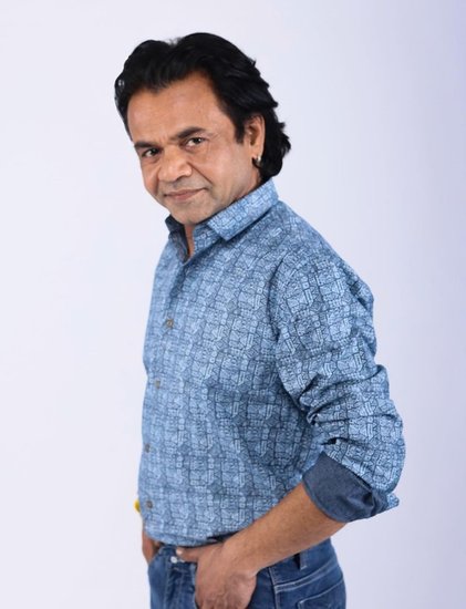 उसमें सिर्फ एक व्यक्ति को डायलॉग बोलना था और हम सभी को उसमें ठहाके लगाकर हंसना था। उस वक्त हंसने के लिए हमें प्रति व्यक्ति 500 रुपये मिले थे और हम सभी दोस्त बहुत खुश हुए। दो घंटे की इस शूटिंग के बाद हम चारों दोस्त घर लौटे और फिर जमकर पार्टी की। (All Photos: Social Media)