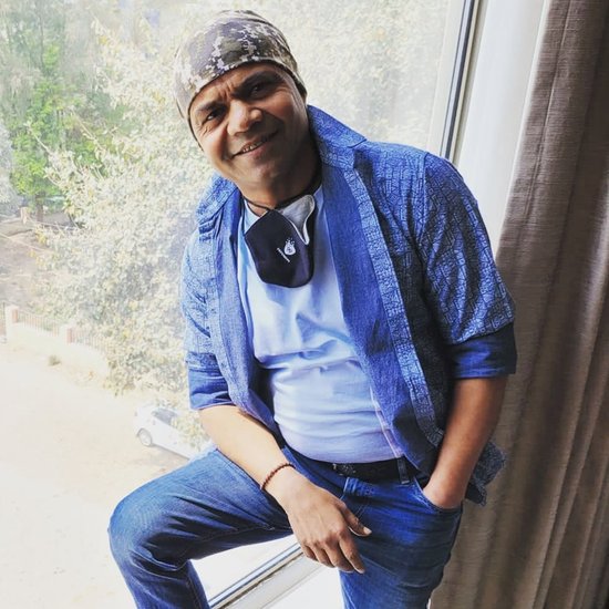 घर के नीचे ही पीसीओ था तो उस नंबर पर जाकर फोन किया। सामने से किसी ने बोला कि मुंबई के सूचक बंगले में शूटिंग चल रही है। इस शूटिंग के लिए चार लोगों की जरूरत है। शूटिंग में करना कुछ नहीं है सिर्फ हंसना है। 