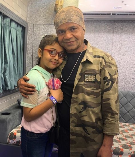 राजपाल यादव के अनुसार हम चारों दोस्त तुरंत बस के जरिए सूचक बंगले में पहुंच गए और वहां कुछ 10 से 15 लोग थे। (यह भी पढ़ें: Brahmastra में विलेन बना है ये इंटरनेशनल रेसलर, रिंग में निकाल चुका है अच्छे-अच्छों की हवा)