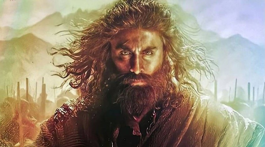 बॉलीवुड में डबल रोल (Bollywood Double Role Movie) का रिवाज काफी पुराना है। बॉलीवुड के कई स्टार्स ऐसे हैं जिन्होंने पर्दे पर डबल रोल किए हैं। कोई अपना ही भाई बना है तो कोई अपना दुश्मन लेकिन कई एक्टर ऐसे हैं जिन्होंने पर्दे पर अपने ही बाप का किरदार निभाया है। रणबीर कपूर (Ranbir Kapoor) की अपकमिंग फिल्म 'शमशेरा' (Shamshera) में रणबीर ने भी डबल रोल किया है। इसमें बाप और बेटे का रोल खुद रणबीर ने ही किया है। हाल ही में शमशेरा का ट्रेलर रिलीज (Shamshera Trailer Release) हुआ है जिसे दर्शकों ने काफी पसंद किया है। रणबीर कपूर से पहले और कौन से स्टार्स पर्दे पर खुद के ही बाप बन चुके हैं, आइये डालते हैं एक नजर - 