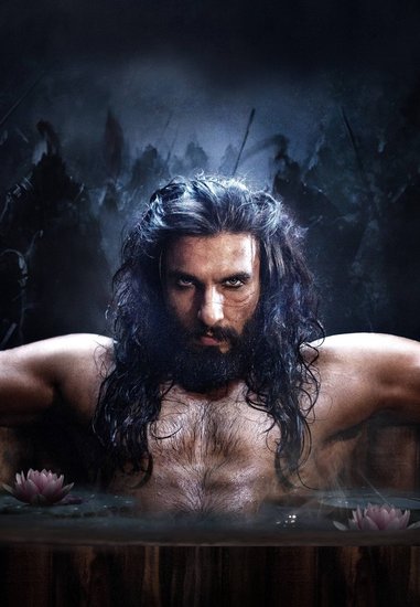रणवीर सिंह पद्मावत में लंबे बालों में दिखे थे। तमाम विवादों के बाद भई फिल्म ब्लॉकबस्टर साबित हुई थी।