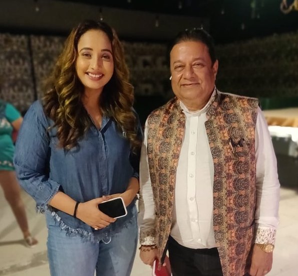 रानी ने बताया है कि वह भजन गायक अनूप जलोटा (Anoop Jalota) और कॉमेडियन सुनील पाल (Sunil Pal) संग एक नया प्रोजेक्ट शुरू करने जा रही हैं। 