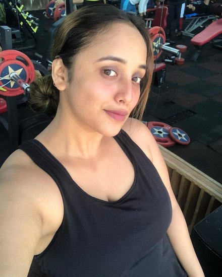 भोजपुरी एक्ट्रेस रानी चटर्जी (Bhojpuri Actress Rani Chatterjee) अक्सर अपनी पोस्ट के जरिए ट्रोल्स को जवाब देती रहती हैं। अब रानी ने उन लोगों पर तंज कसा है जो अपनी फोटो में फिल्टर का अधिक इस्तेमाल करते हैं। इसी के साथ रानी ने बिना मेकअप और बिना फिल्टर की कुछ तस्वीरें भी शेयर की हैं। 