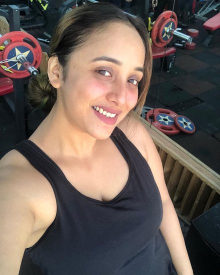 ठीक वैसे ही जैसे आप जब रियल होते हैं और दिल से बोलते हैं तो दिखावे की जरूरत नहीं पड़ती। (यह भी पढ़ें: भोजपुरी एक्ट्रेस रानी चटर्जी ने दिखाया जिम लुक, खुद को बताया सेक्सी लेडी)
