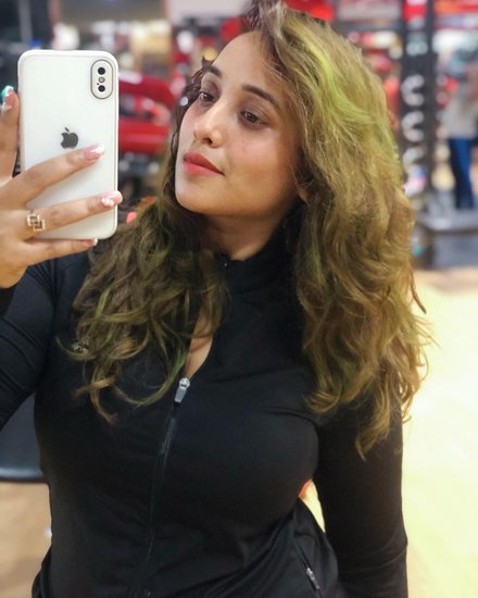 बता दें कि रानी ने बीते कुछ साल में काफी वजन कम किया है। वह भी रोजाना जिम और योग करके फिट रहती हैं। (All Photos: Rani Chatterjee Instagram)