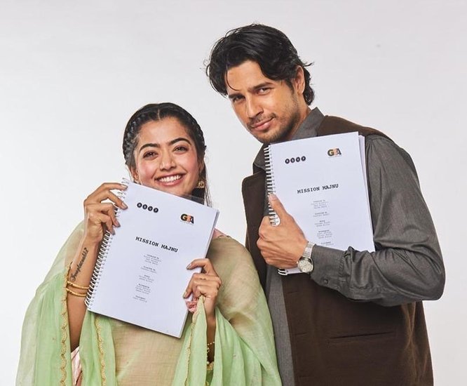 साउथ एक्ट्रेस रश्मिका मंदाना इस वक्त बतौर लीड एक्ट्रेस बॉलीवुड की तीन फिल्में कर रही हैं। अमिताभ बच्चन और नीना गुप्ता के साथ फिल्म 'गुडबाय', रणबीर कपूर संग 'एनिमल' और सिद्धार्थ मल्होत्रा के साथ फिल्म 'मिशन मजनू' में वह नजर आने वाली हैं। (Photo: Siddharth Malhotra Instagram) (यह भी पढ़ें: नयनतारा से सामंथा तक, साउथ की इन एक्ट्रेसेस के नाम के अर्थ भी हैं बेहद खूबसूरत)