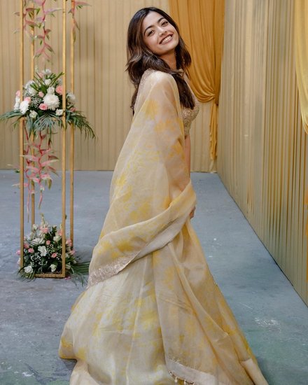 रश्मिका मंदाना नेशनल क्रश रह चुकी हैं। उनके नाम का मतलब है प्रकाश की पहली किरण।