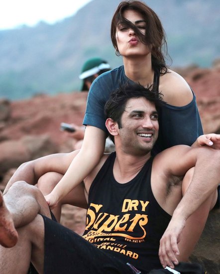 Rhea Chakraborty: रिया चक्रवर्ती सुशांत सिंह राजपूत की मौत के बाद खूब सुर्खियों में रही थीं। उन्हें कुछ समय जेल में भी रहना पड़ा था। जेल से बाहर आने के बाद रिया सोशल मीडिया से दूर हो गई थीं। हालांकि अब वह फिर से सोशल मीडिया पर एक्टिव हैं और कुछ समय पहले ही उनकी फिल्म चेहरे रिलीज हुई थी। आज ही रिया ने सुशांत के साथ यह तस्वीर भी शेयर की है। 