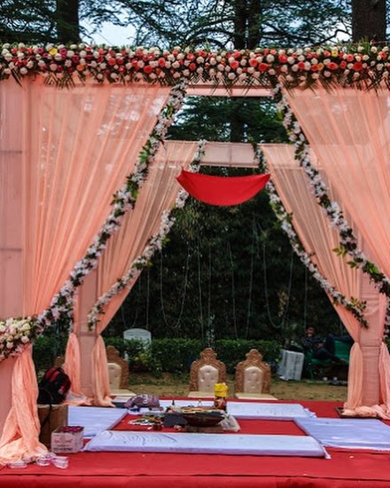 2015 में दोनों ने एक-दूसरे को डेट करना शुरू कर दिया। तीन साल डेट करने के बाद दोनों ने साल 2018 में धूमधाम से शादी कर ली थी।